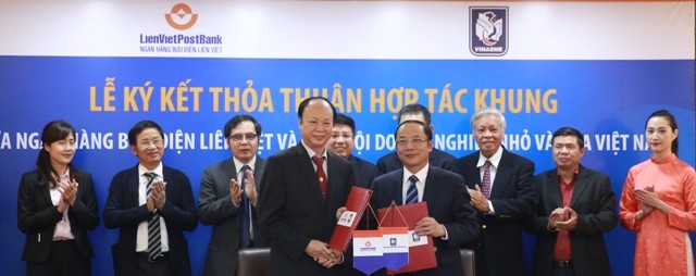 Ông Nguyễn Văn Thân, Chủ tịch VINASME và ông Nguyễn Đình Thắng, Chủ tịch Hội đồng Quản trị LienVietPostBank ký thỏa thuận hợp tác.