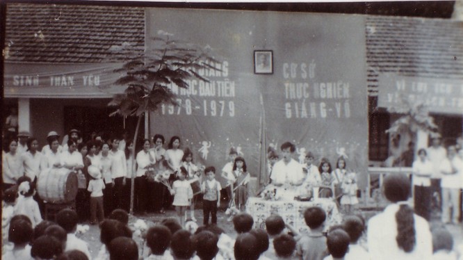 Lễ khai giảng năm học đầu tiên (1978-1979) của trường Thực nghiệm.