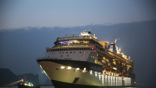 Tàu Celebrity Millennium thuộc hãng tàu biển Royal Caribbean Cruise Lines của Mỹ