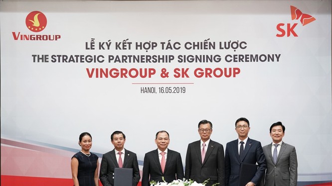 Đại diện Vingroup và SK Group ký thỏa thuận hợp tác chiến lược ngày 16/5/2019.