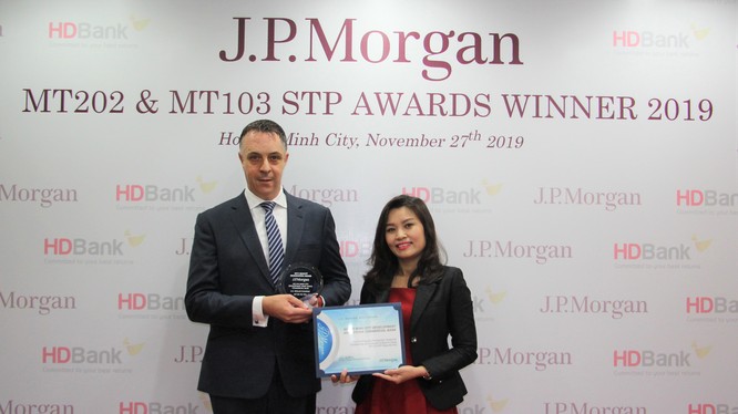 Bà Trần Thu Hương – Phụ trách Khối Vận hành đại diện HDBank nhận giải từ Ông Jason Clinton – Giám đốc Vùng Đông Nam Á và Australia đại diện Ngân hàng J.P Morgan trao tặng.