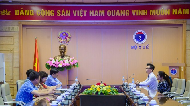 Ông Nguyễn Thanh Long – Quyền Bộ trưởng Bộ Y tế tiếp Lãnh đạo Tập đoàn Ecopark trong buổi lễ tiếp nhận hỗ trợ Bệnh viện C Đà Nẵng số tiền 3 tỷ đồng.