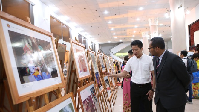 Các tác phẩm trưng bày tại Triển lãm không chỉ có chất lượng nghệ thuật cao mà còn chuyển tải những thông tin phong phú, đa chiều về cộng đồng ASEAN
