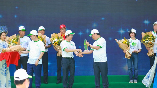 Thủ Tướng Chính Phủ Nguyễn Xuân Phúc trao kỷ niệm chương cho đại diện Tập đoàn BRG – một trong các đại sứ của chương trình