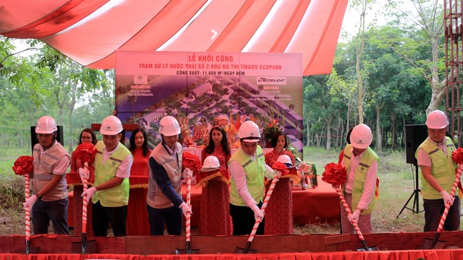 Đại diện lãnh đạo Tập đoàn Ecopark & nhà thầu Ecoba ENT thực hiện nghi lễ khởi công nhà máy xử lý nước thải thứ 4.