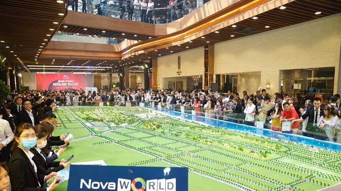 Sản phẩm bất động sản tại dự án NovaWorld Phan Thiet – Siêu thành phố biển – Du lịch – Sức khỏe với quy mô 1000 ha tại Phan Thiết, Bình Thuận thu hút đông các nhà đầu tư trong những tháng cuối năm.(Ảnh: Novaland Gallery trong ngày khai trương)