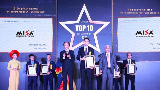 Ông Lê Hồng Quang - Phó Tổng Giám đốc thường trực MISA nhận Top 10 doanh nghiệp cung cấp nền tảng chuyển đổi số