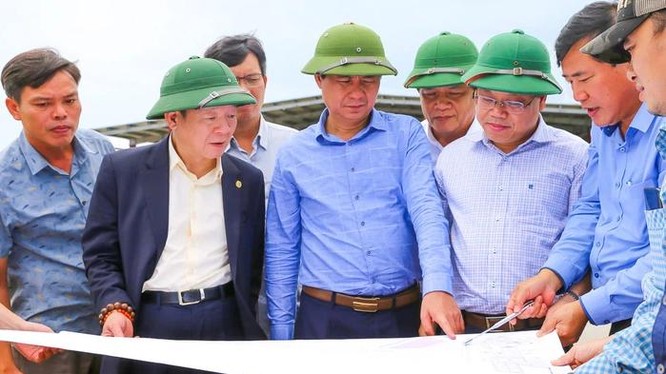 Ông Võ Văn Hưng, Chủ tịch UBND tỉnh Quảng Trị và ông Đỗ Quang Hiển, Chủ tịch Hội đồng Quản trị kiêm Tổng giám đốc Tập đoàn T&T Group đi khảo sát thực địa dự án sân bay Quảng Trị.