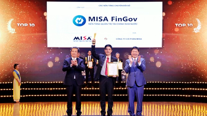 Đại diện MISA nhận Giải Top 10 Sao Khuê 2021 cho Nền tảng Quản trị tài chính Nhà nước MISA FinGov