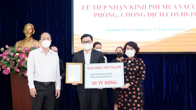 Ông Trương Khánh Hoàng - Quyền Tổng Giám đốc SCB trao bảng tượng trưng đóng góp 50 tỷ đồng