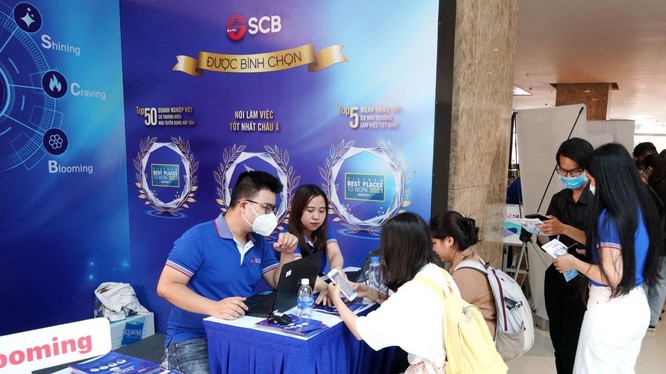 Tư vấn viên của SCB hướng dẫn kỹ lưỡng cho các bạn sinh viên tham gia trong Ngày hội tuyển dụng Ngân hàng – Chứng khoán.