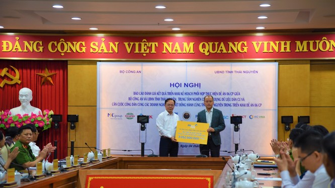 Đại diện PVcomBank trao tặng 150 thiết bị quét mã QR cho UBND tỉnh Thái Nguyên.