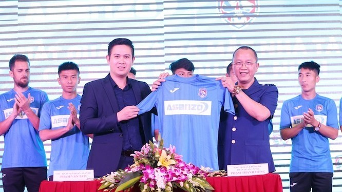 Tập đoàn điện tử Asanzo đã ký kết hợp đồng tài trợ trị giá 20 tỷ đồng cho CLB bóng đá Quảng Ninh. (ảnh Báo QN)