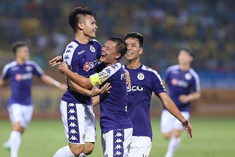 HLV Chu Đình Nghiêm chơi “pháo lồng", bố trí 2 tiền vệ tốt nhất của mình là Quang Hải và Văn Quyết cùng cánh, khoét vào cánh phải của SLNA. Ảnh HNFC.