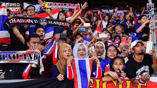 Khán giả Thái Lan thất vọng khi đội nhà thua trận. Ảnh Changsuek