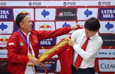 Ông Shin Tae-Yong chính thức ngồi vào vị trí HLV trưởng đội tuyển Indonesia. Ảnh PSSI 