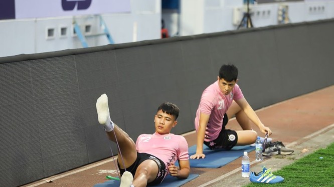  HLV Phan Thanh Hùng và các cầu thủ Than Quảng Ninh đã làm cho V.League 2020 thêm kịch tính hơn khi giành chiến thắng một cách thuyết phục trước đương kim vô địch Hà Nội 3-1. Ảnh HNFC