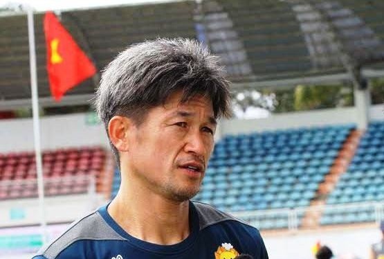 Việc gắn bó 14 năm với CLB Yokohama và 53 tuổi mà vẫn tập luyện được cùng các “đàn cháu” cũng giúp tên tuổi K.Miura nối lên như cồn. Ảnh Nguyễn Đăng.