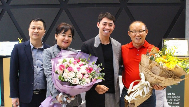 Vợ chồng ông Park rạng ngời trong ngày ký hợp đồng mua nhà mới, gắn bó với Việt Nam. Ảnh TN