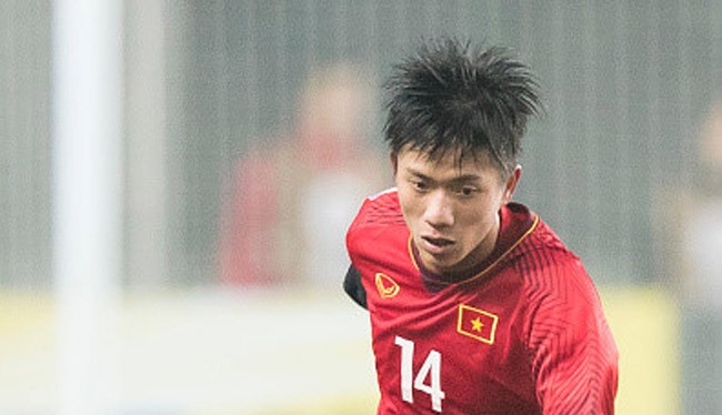 Phan Văn Đức chỉ gặp chấn thương nhẹ khi xước mu bàn chân trong trận đấu tập với U19 SLNA. Ảnh FBNV