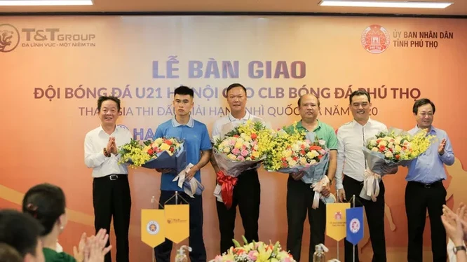 Sau khi bàn giao Hồng Lĩnh Hà Tĩnh, Sài Gòn FC, hôm qua bầu Hiển tiếp tục bàn giao nguyên đội U21 Hà Nội cho Phú Thọ. Ảnh PTFC