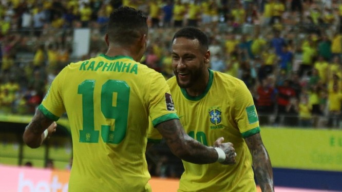 Raphinha và Neymar tỏa sáng trong chiến thắng 4-1 trước Uruguay. Ảnh AP.