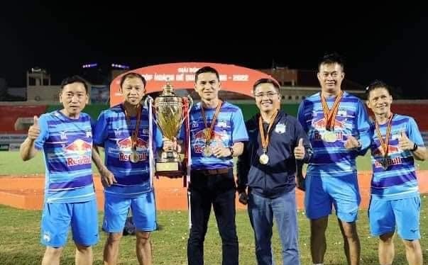 Dưới sự chỉ đạo của HLV Kiatisuk các ngoại binh, cầu thủ nội và cầu thủ trẻ đã vô địch Cúp Hoàng đế Quang Trung. Ảnh HAGL FC.