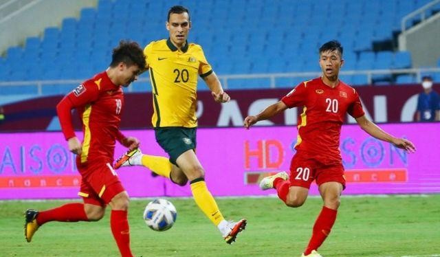Giới thiệu nhận sự mới và ĐT Việt Nam đành chấp nhận thua đậm 4-0. Ảnh VFF