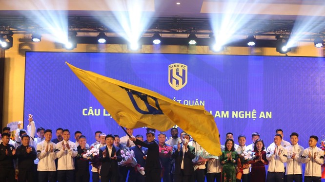 Lễ xuất quân V.League 2022 của SLNA. Ảnh CLB.