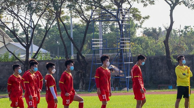 HLV Đinh Thế Nam chỉ còn 16/27 cầu thủ đủ điều kiện tập luyện, thi đấu. Ảnh VFF.