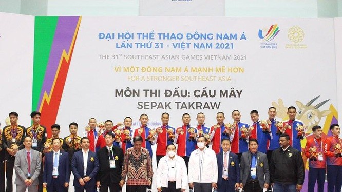 Đại tướng Prawit Wongsuwon, Phó Thủ tướng kiêm Chủ tịch Ủy ban Olympic Thái Lan (áo trắng đứng giữa) trao giải cho các đoàn thể thao. Ảnh TA