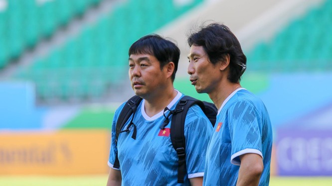 HLV Gong Oh-kyun (bên phải) nâng tầm U23 Việt Nam bằng lối đá tấn công. Ảnh VFF.