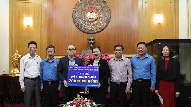 Thứ trưởng Bộ TT&TT Phan Tâm trao tiền ủng hộ Tháng hành động Vì người nghèo cho Ủy ban Trung ương MTTQ Việt Nam