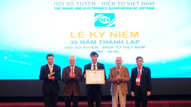 Thứ trưởng Phạm Hồng Hải trao Bằng khen của Bộ trưởng Bộ TT&TT cho Hội Vô tuyến - Điện tử Việt Nam