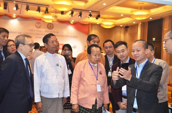 Thứ trưởng Phan Tâm xem giới thiệu sản phẩm smartphone cao cấp “Make in Viet Nam"