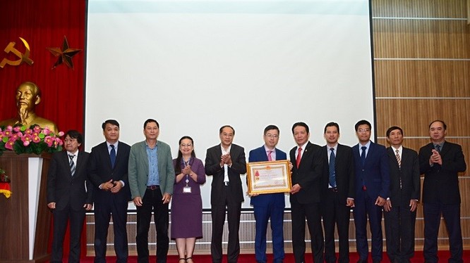 Thứ trưởng Bộ TT&TT Hoàng Vĩnh Bảo trao tặng Huân chương cho Lãnh đạo Cục qua các thời kỳ 