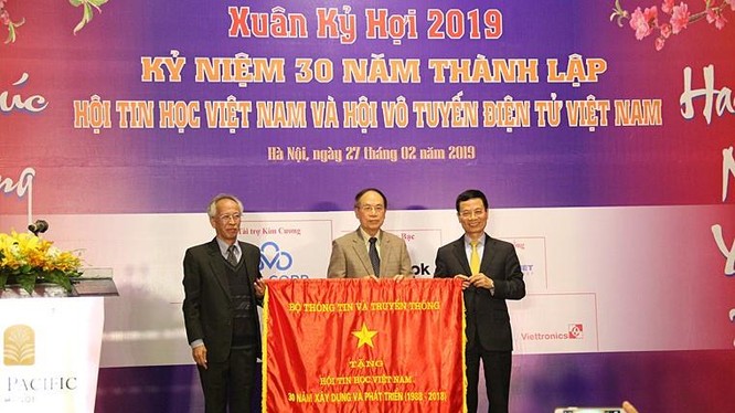 Bộ trưởng Nguyễn Mạnh Hùng tặng bức trướng cho Hội Tin học Việt Nam