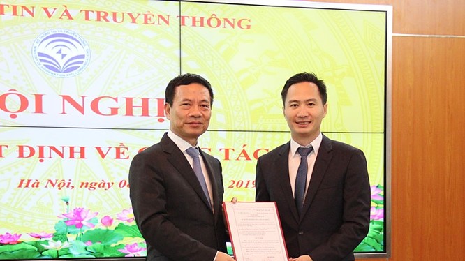 Bộ trưởng Nguyễn Mạnh Hùng trao Quyết định cho ông Nguyễn Thiện Nghĩa.