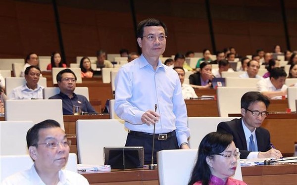 Bộ trưởng Bộ TT&TT Nguyễn Mạnh Hùng tham gia trả lời chất vấn.