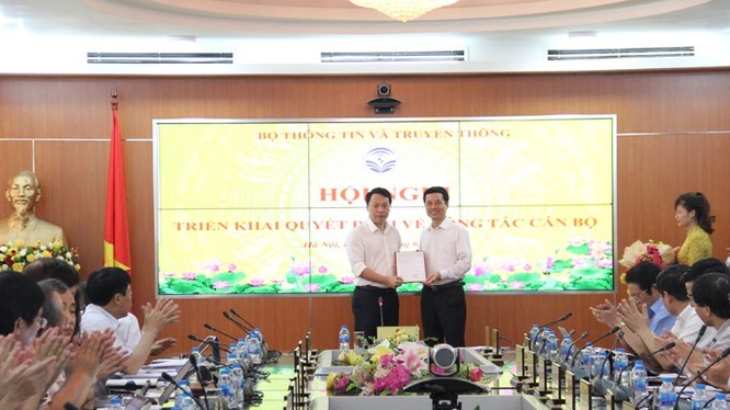 Bộ trưởng Nguyễn Mạnh Hùng trao quyết định bổ nhiệm cho ông Nguyễn Huy Dũng.