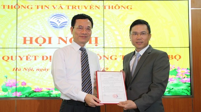 Bộ trưởng Nguyễn Mạnh Hùng trao Quyết định bổ nhiệm ông Phạm Anh Tuấn