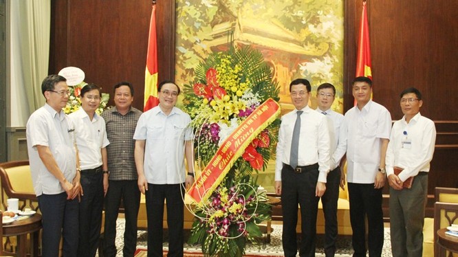 Bí thư Thành ủy Hà Nội Hoàng Trung Hải tới thăm và chúc mừng Bộ TT&TT 