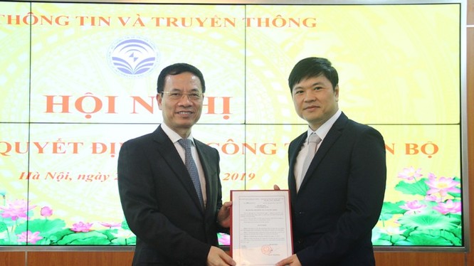 Bộ trưởng Nguyễn Mạnh Hùng trao Quyết định bổ nhiệm cho ông Hoàng Minh Cường