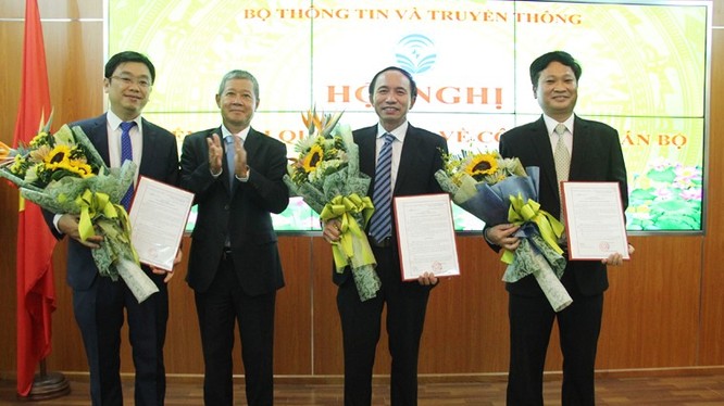 Thứ trưởng Bộ TT&TT Nguyễn Thành Hưng trao quyết định cho các cán bộ 