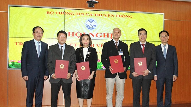 Bộ trưởng Nguyễn Mạnh Hùng chụp ảnh lưu niệm với các cán bộ được bổ nhiệm