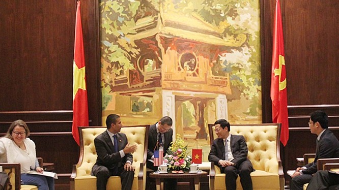 Bộ trưởng Nguyễn Mạnh Hùng tiếp ông Ajit Pai