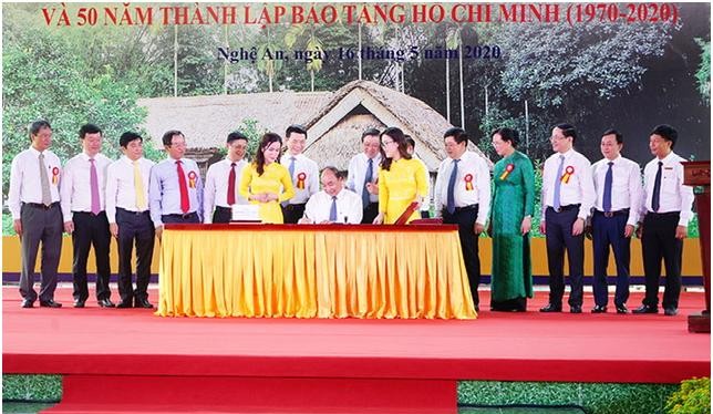 Thủ tướng Nguyễn Xuân Phúc ký phát hành bộ tem.
