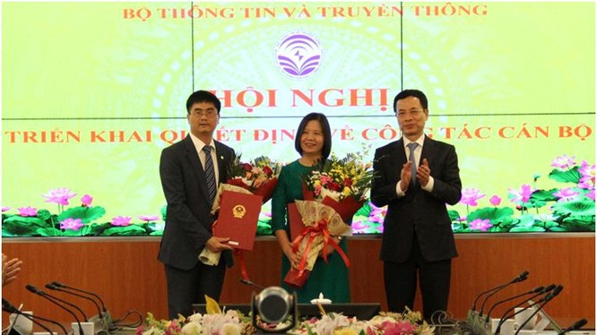 Bộ trưởng Nguyễn Mạnh Hùng trao quyết định cho ông Võ Thanh Lâm. Ảnh: MIC.