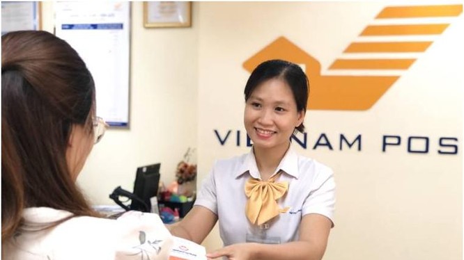 Nhân viên bưu điện làm việc với khách hàng. ảnh Vietnam Post