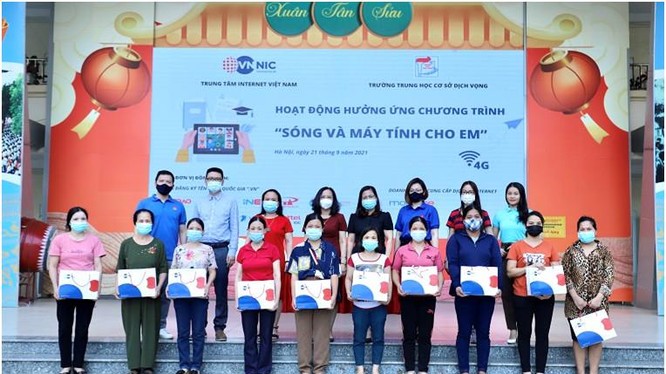 Đại diện VNNIC trao quà cho các em ở trường THCS Dịch vọng, Hà Nội. Ảnh Mic